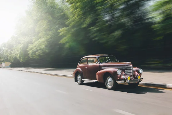 Retro samochód trzydziestych jazdy szybkiej prędkości na drodze — Zdjęcie stockowe