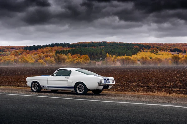 Retro muscular carro ford mustang shelby na estrada — Fotografia de Stock