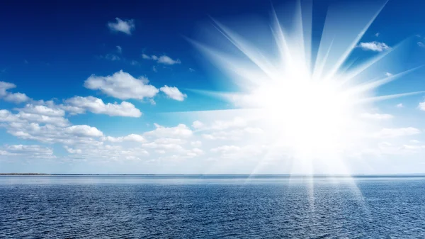 Солнце над морем — стоковое фото
