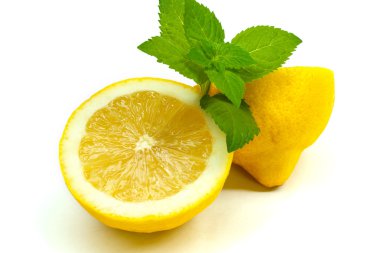 Beyaz zemin üzerine nane ile izole limon