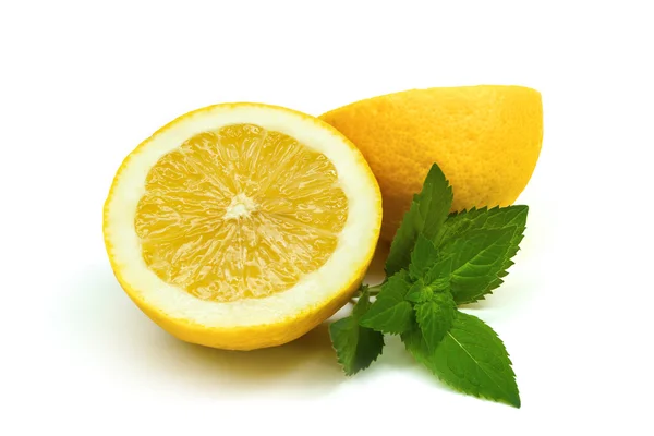 Zitrone isoliert mit Minze auf weißem Hintergrund — Stockfoto