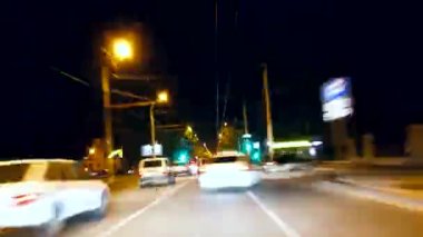 Gece şehirde araba. zaman atlamalı