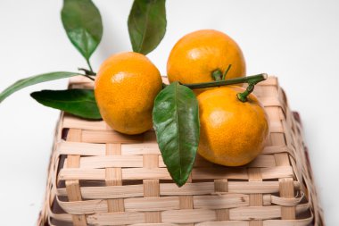 Beyaz arka plan üzerinde izole yaprak taze turuncu mandarine