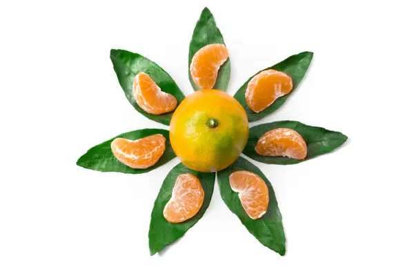 Frische orange Mandarine mit Blatt isoliert auf weißem Hintergrund — Stockfoto