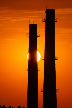 Endüstriyel fabrika altın gün batımında silüeti