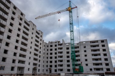 Tuğla beton şehirde bina inşaat vinç