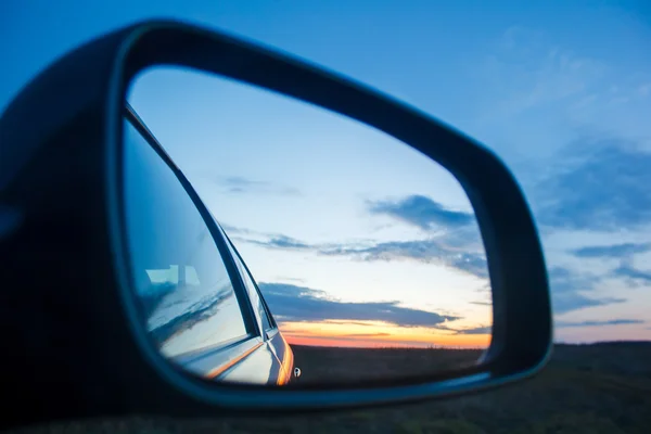 Il tramonto di paesaggio azzurro riflette in specchio di auto — Foto Stock