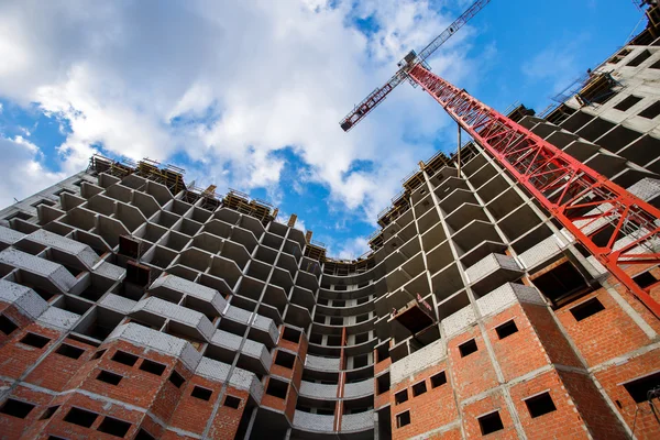 Construcción de grúas ladrillos edificio de hormigón en la ciudad —  Fotos de Stock