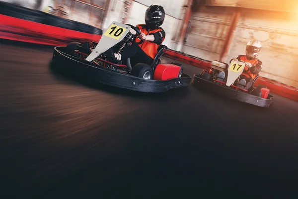 Go kart fart rive indor ras Oppostitionen ras — Stockfoto