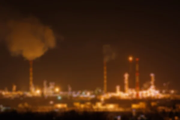 Desenfoque borroso fábrica de la industria del petróleo y el gas por la noche — Foto de Stock