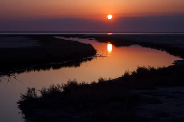 Bela paisagem natural, sol refletido na água ao pôr do sol — Fotografia de Stock