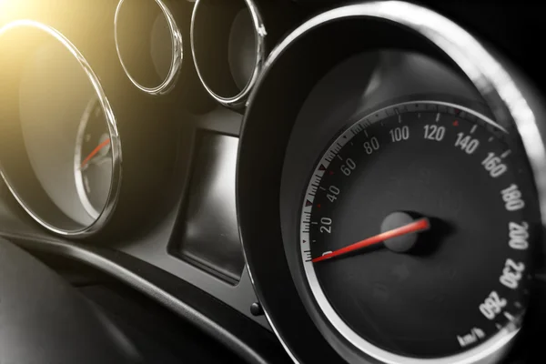 Modern bil hastighetsmätare och trippmätare på dagtid — Stockfoto