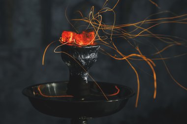shisha nargile kırmızı sıcak kömürleri. Nefes kıvılcımlar