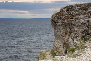 güzel doğa manzara. uçurumdan denize görüntülemek