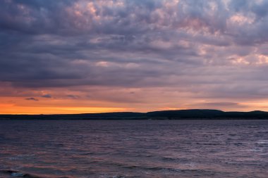 güzel doğa manzara. alacakaranlıkta Gölü kıyısında