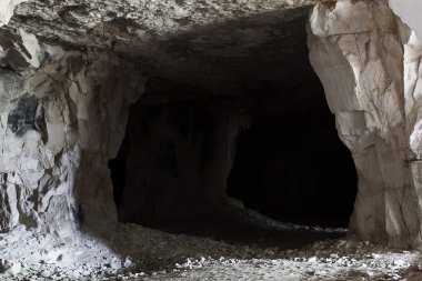 İçinde taş bir mağara. Girişe yakın görünüm