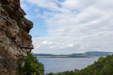 Orman dağ nehir için görüntüleyin. Güzel doğa manzara.