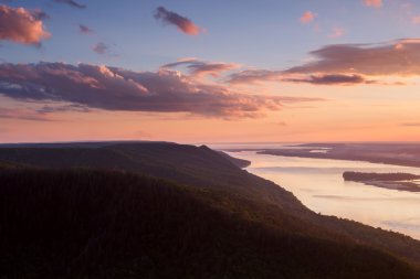 Güzel doğa dağ manzarası. Nehir üzerinde bulutlu gün batımı