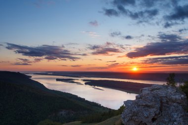 Güzel doğa dağ manzarası. Nehir üzerinde bulutlu gün batımı