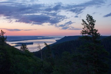 Güzel doğa dağ manzarası. Nehir üzerinde bulutlu gün batımı