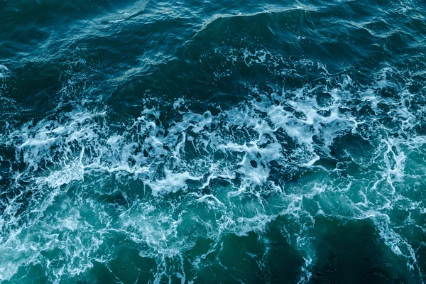 蓝色的大海纹理与波和泡沫 — 图库照片