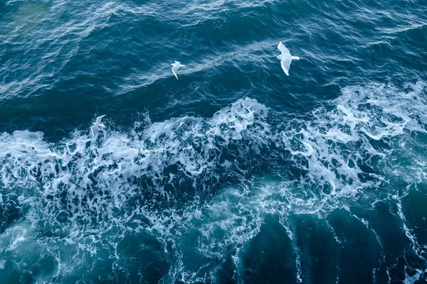 Textura azul mar con olas y espuma —  Fotos de Stock