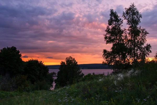 Pemandangan alam yang indah. Padang rumput di danau saat senja — Stok Foto