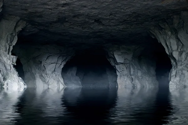 Podziemna rzeka w ciemnej jaskini kamień — Zdjęcie stockowe