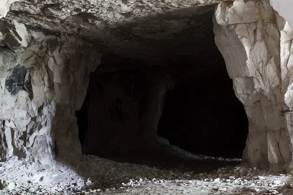 Kamienna jaskinia wewnątrz. widok przy wejściu — Zdjęcie stockowe