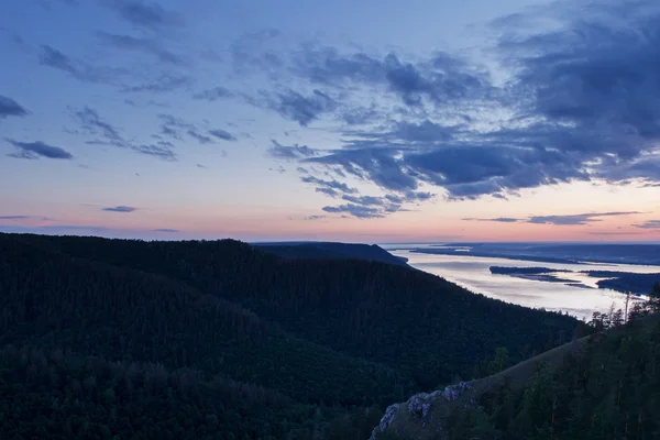 Bellissimo paesaggio naturale di montagna. Tramonto nuvoloso sul fiume — Foto Stock