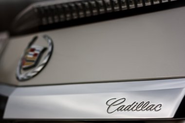 Gündüz, araba Cadillac şirket amblemi