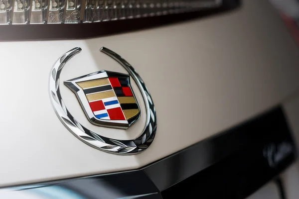 Emblema da empresa Cadillac em carro durante o dia — Fotografia de Stock
