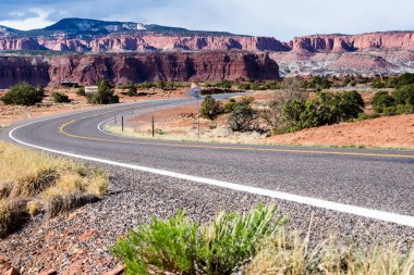 Torrey, Utah yakınlarındaki Capitol Resifi Ulusal Parkı 'ndan geçen 24.