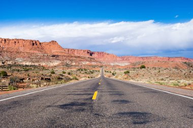 Torrey, Utah yakınlarındaki Capitol Resifi Ulusal Parkı 'ndan geçen 24.
