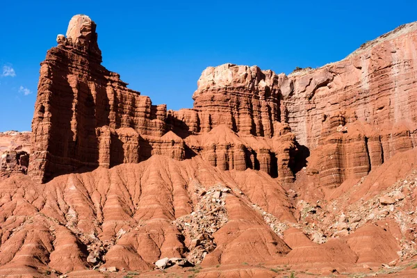 Utah, ABD 'deki Capitol Resifi Ulusal Parkı' ndaki Chimney Rock manzarası
