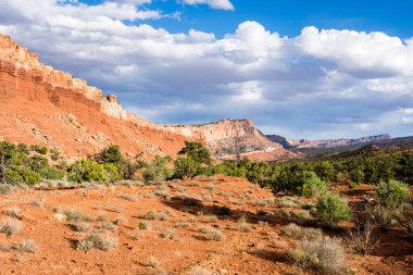 Gün batımında Capitol Resif Manzarası, Waterpocket Katlaması 'nı izleyen manzaralı sürüş