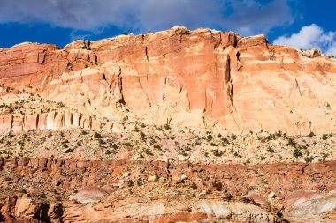 Gün batımında Capitol Resif Manzarası, Waterpocket Katlaması 'nı izleyen manzaralı sürüş