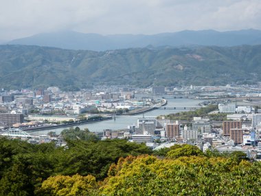 Kochi, Japonya - 6 Nisan 2018: Godai Dağı 'nın tepesinden Kochi şehrinin panoramik manzarası