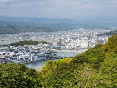 Kochi, Japonya - 6 Nisan 2018: Godai Dağı 'nın tepesinden Kochi şehrinin panoramik manzarası