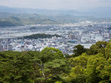 Kochi, Japonya - 6 Nisan 2018: Godai Dağı 'nın tepesinden Kochi şehrinin panoramik manzarası