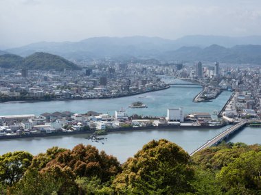 Kochi, Japonya - 6 Nisan 2018: Godai Dağı 'nın tepesinden Kochi şehrinin panoramik manzarası