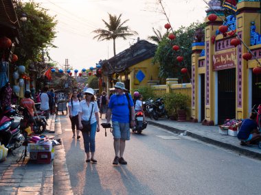 Hoi An, Vietnam - 13 Mart 2016: Hoi An 'da gezen turistler