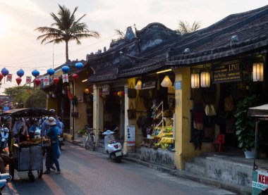 Hoi An, Vietnam - 13 Mart 2016: Akşamları eski kasaba caddesi hediyelik eşya dükkanlarıyla dolu