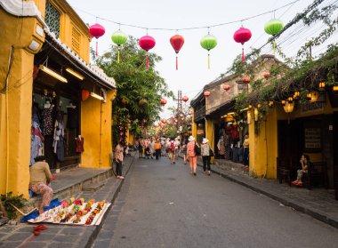 Hoi An, Vietnam - 13 Mart 2016: Eski şehir sokağı akşamları turist ve satıcılarla meşgul