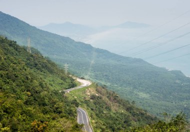 Vietnam 'da sisli bir günde Hai Van Geçidi' nin tepesinden manzara