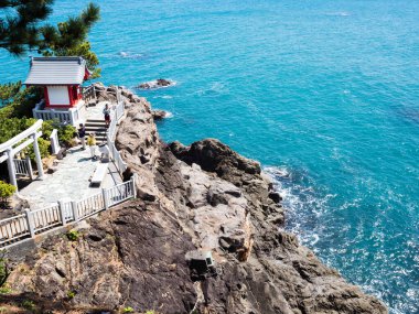 Kochi, Japonya - 7 Nisan 2018: Katsurahama sahilindeki Ryuogu Tapınağı, Kochi şehrinin kenar mahallelerinde ünlü manzaralı bir yerdir.