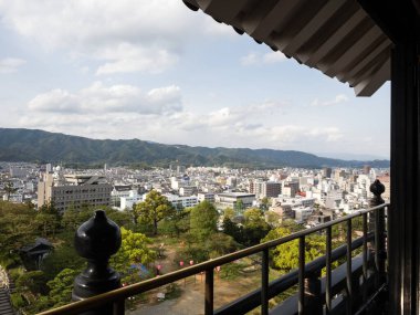 Kochi, Japonya - 6 Nisan 2018: Kochi kalesinin en üst katından şehrin panoramik manzarası