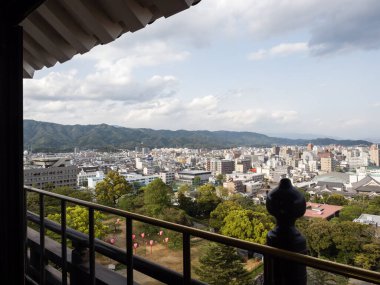 Kochi, Japonya - 6 Nisan 2018: Kochi kalesinin en üst katından şehrin panoramik manzarası