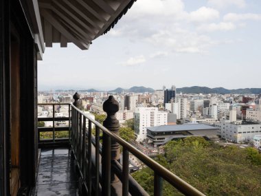 Kochi, Japonya - 6 Nisan 2018: Kochi kalesinin en üst katından şehrin panoramik manzarası