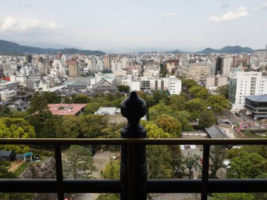 Kochi, Japonya - 6 Nisan 2018: Kochi kalesinin en üst katından şehrin panoramik manzarası
